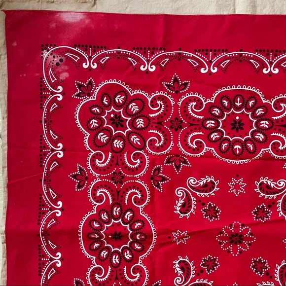 ✨SOLD✨VTG 100% cotton Bandana in Red.
handmade in America/USA - Picture 2 of 7